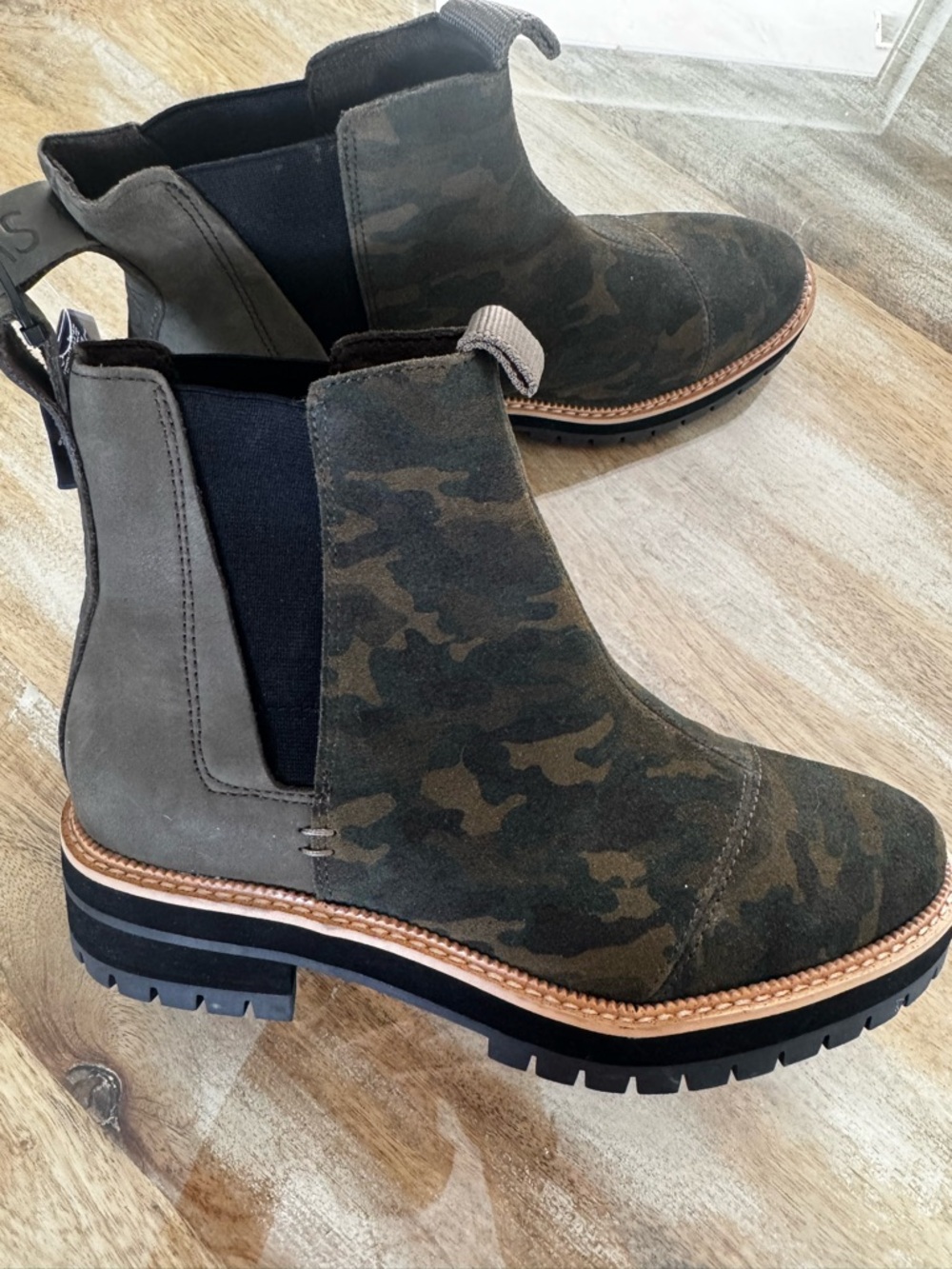Toms Men's Camouflage Suede Chelsea Boots in Olive and Gray